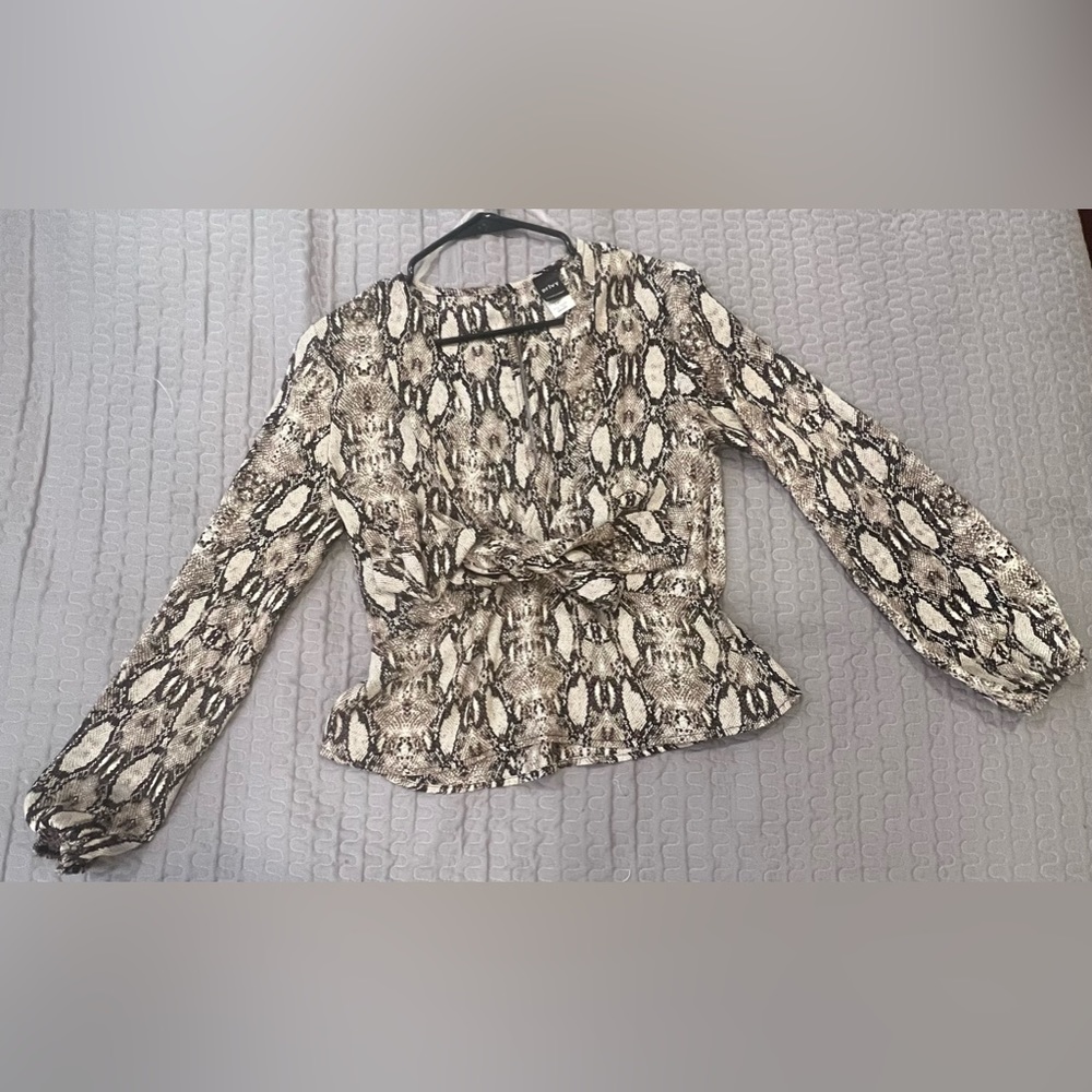 🛍️🛍️BUNDLE 3 for $20 🛍️🛍️ Animal print blouse. Size medium